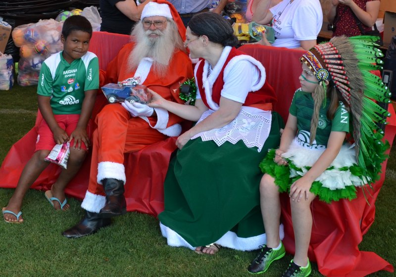 Papai Noel chega aos bairros de Chapecó