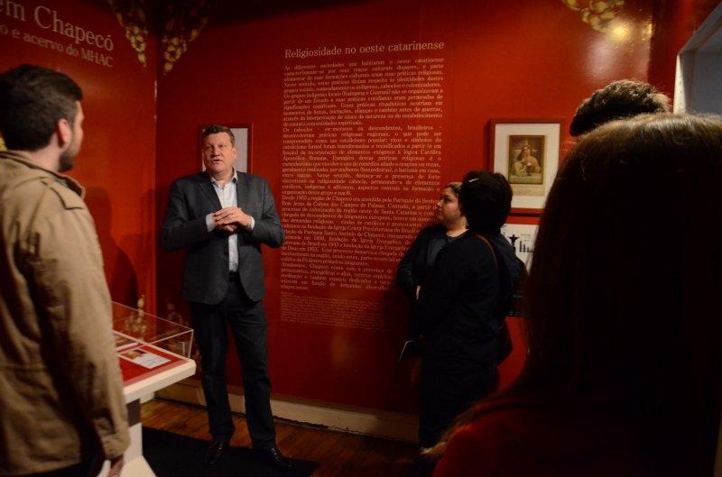 Abre a exposição Fé e religiosidade em Chapecó