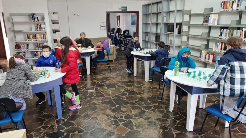 Biblioteca Municipal de Chapecó passa a oferecer cursos de xadrez