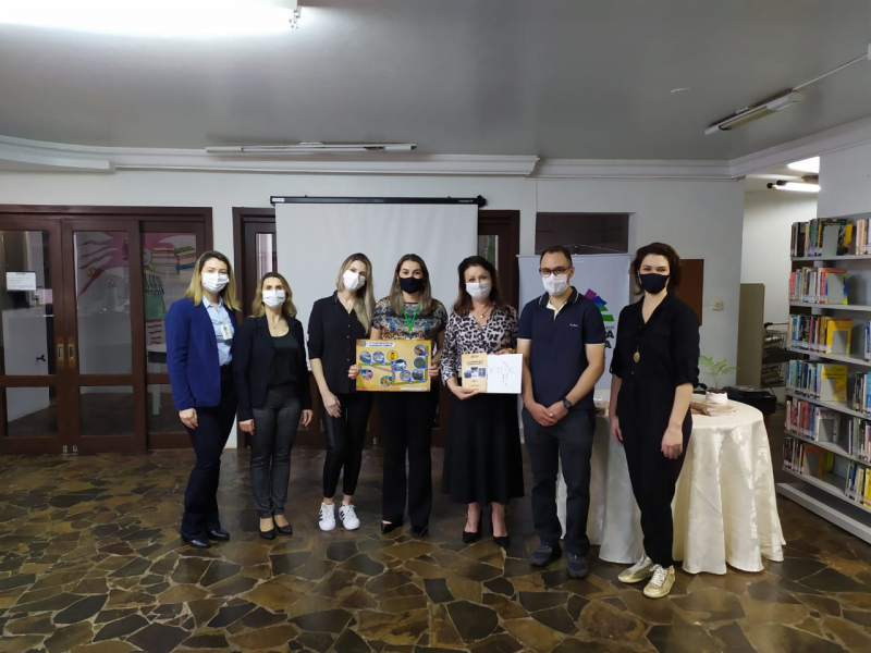 Museu de História e Arte de Chapecó realiza entrega de cartilhas para a Secretaria de Educação