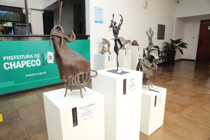 Exposição itinerante Paulo de Siqueira é exibida na Prefeitura de Chapecó