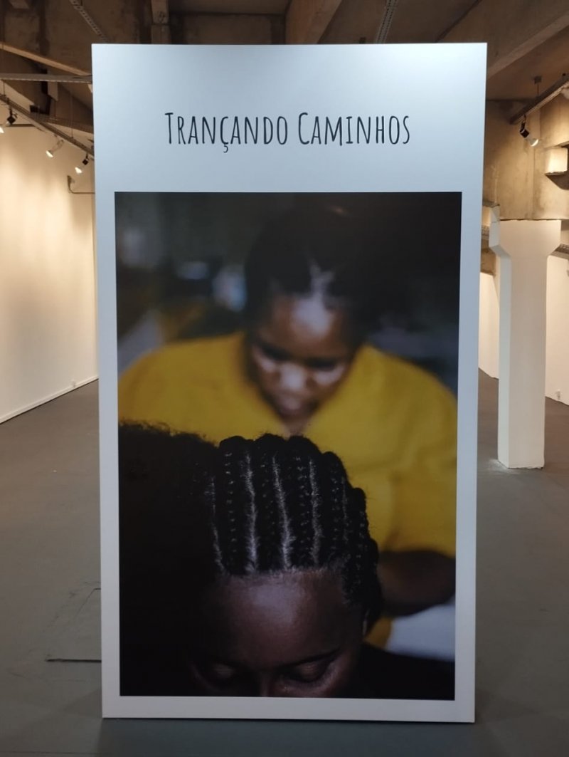 TRANÇANDO CAMINHOS: GALERIA NEOCY FIN RECEBE A HISTÓRIA DE TRANÇADEIRAS HAITIANAS