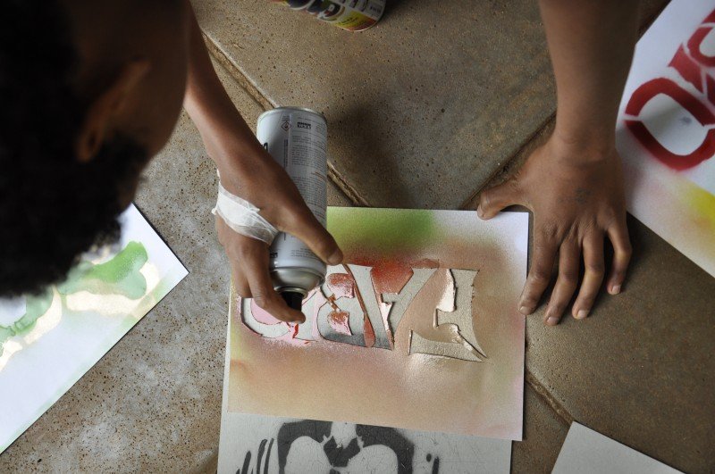 Oficina de grafite aproxima adolescentes da arte