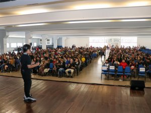 Mais de 1,8 mil alunos participam de palestra motivacional