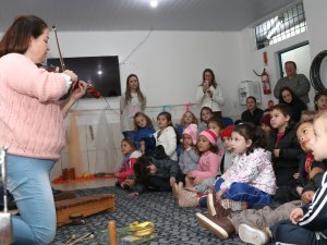 Crianças do CEIM Leãozinho aprendem com atividades de musicalização