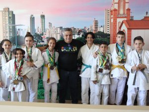 Prefeito recebe judocas destaque do Programa Atleta do Futuro