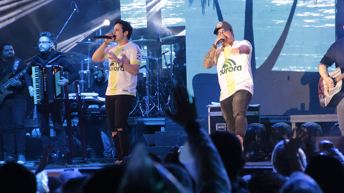Público canta os sucessos com a dupla Matheus & Kauan