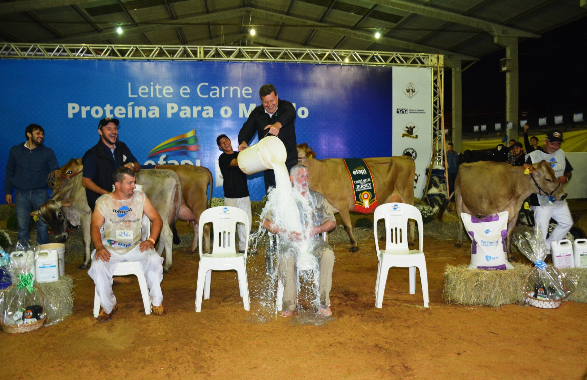 Banho de leite encerra Torneio Leiteiro da EFAPI