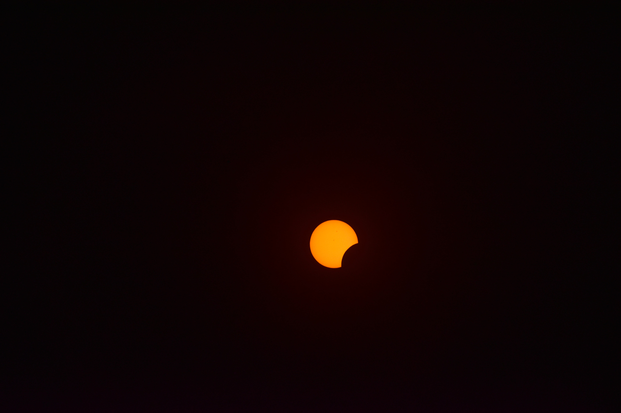 Evento reúne pessoas para acompanhar eclipse solar durante a Efapi 2023